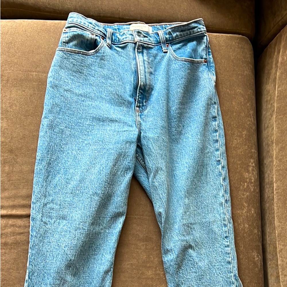 Abercrombie & Fitch 90s Straight Ultra High Rise jeans.